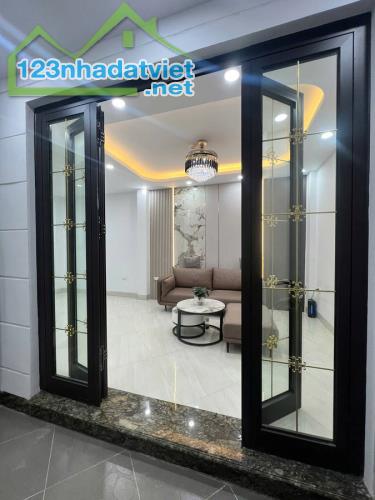 Bán nhà phố Trần Hữu Tước, Đống Đa, 44m2 6 tầng thang máy, mặt tiền 4.5m, giá 10,8 tỷ