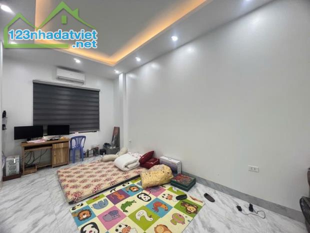 BÁN NHÀ NGÕ Ô TÔ – KHU BÀN CỜ NGỌC THỤY, LONG BIÊN. DT: 37m². Mt: 3,5 m - 3