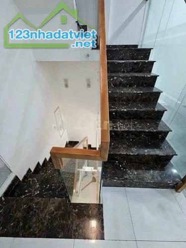Cho thuê nhà mặt tiền Hoàng Văn Thụ, P9, Quận Phú Nhuận. trệt, 3 lầu, DT 4x17 chỉ 38tr