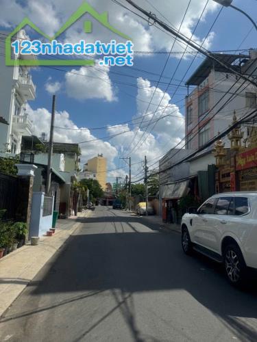 Bán nhà 8,3x10; Giá 2,8 tỷ, vị trí trung tâm quận 12