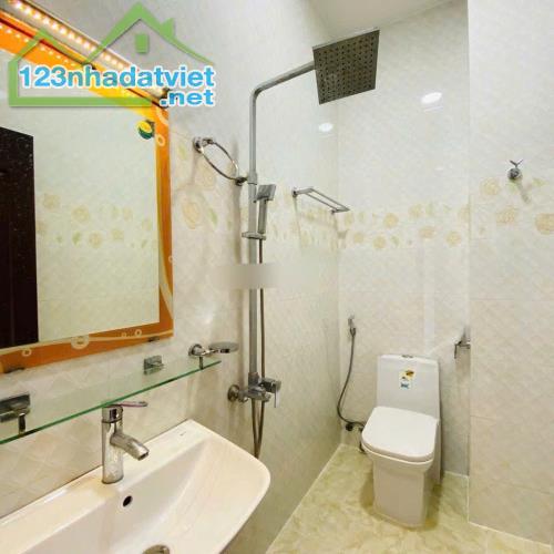 CẦN BÁN GẤP NHÀ 1 TRỆT 1 LẦU 2PN, 2TOILET,BAN CÔNG,HÈM XE HƠI,SỔ HỒNG RIÊNG.