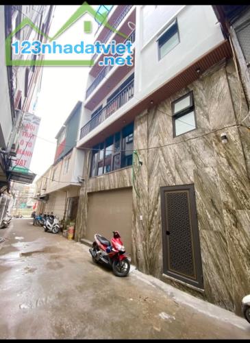 Cần tiền bán gấp nhà Khương Đình diện tích 40m, 7tầng thang máy full nội thất.