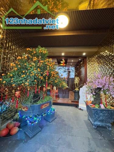 View hồ Mai Anh Tuấn, Ba Đình. Nhà xây mới 6 tầng TM. KD đỉnh. DT 44m. Giá 31 tỷ.