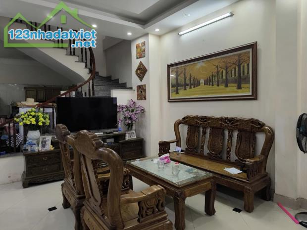 BÁN GẤP NHÀ 72m² – Ô TÔ ĐỖ CỬA – TRUNG TÂM BẮC TỪ LIÊM  Diện tích 72m², mặt tiền 4m, nhà 4 - 2