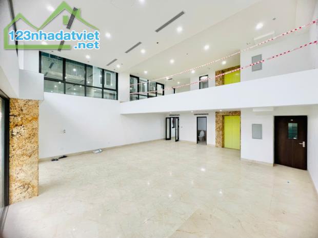 Bán tòa nhà Mặt phố Lạc Long Quân - 115m2 x 8T - MT 10m - Tầng hầm Thang máy - Vỉa hè 5m - 3
