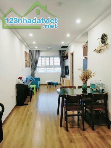 Chính chủ gửi bán căn hộ 2 ngủ view Hồ, full nội thất giá 2.3 tỷ tại 5 tòa mới KDT Thanh H