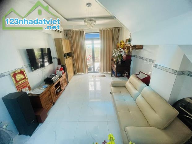 NHÀ ĐẸP THỐNG NHẤT P11 GV - NGAY KHU TRUNG TÂM QUẬN - HXH SÁT MẶT TIỀN - DT 45M² - 2 TẦNG