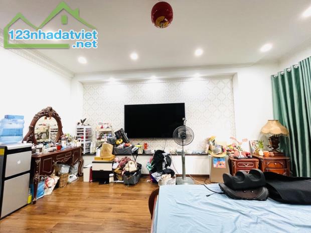 Bán nhà Kim Giang ô tô vào nhà 60m2 MT5m 10.2tỷ