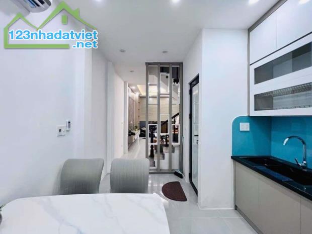 Bán nhà Phố Lạc long quân Dt 30m, 4 tầng, 7,8 tỷ.