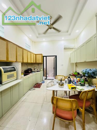 SÁT MẶT TIỀN HUỲNH VĂN BÁNH HẺM HIẾM NHÀ BÁN GẦN 80M2, 4 TẦNG, NGANG 4M, 4PN, NHỈNH 12 TỶ - 1