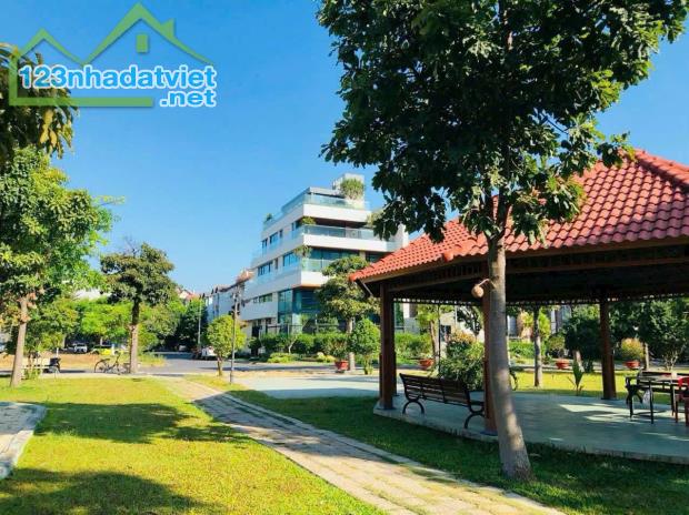 Bán Nhà Đối diện Công Viên , khu Compoud Trần Não , Phường An Khánh , Q2. Gía 43 tỷ