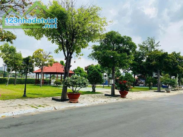 Bán Nhà Đối diện Công Viên , khu Compoud Trần Não , Phường An Khánh , Q2. Gía 43 tỷ - 1