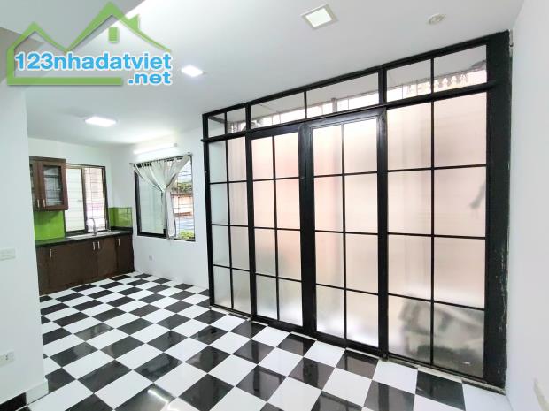 Cho thuê căn hộ tập thể ĐH Thủy Lợi, phố Chùa Bộc. 100m2 3pn, nhận nhà ngay. Giá 12 - 3