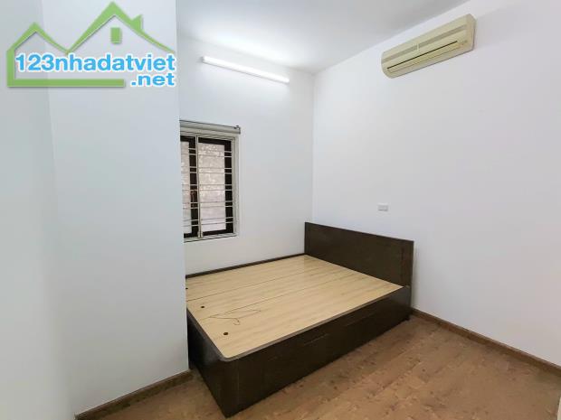Cho thuê căn hộ tập thể ĐH Thủy Lợi, phố Chùa Bộc. 100m2 3pn, nhận nhà ngay. Giá 12 - 1