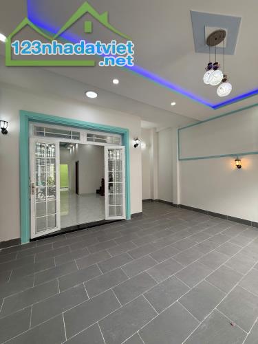 BÁN NHÀ  MẶT TIỀN [Hiếm - NGANG 6M] - 4PN ĐẸP - NGAY TRUNG TÂM HÓC MÔN, GIÁ CHỈ NHỈNH NHẸ - 1
