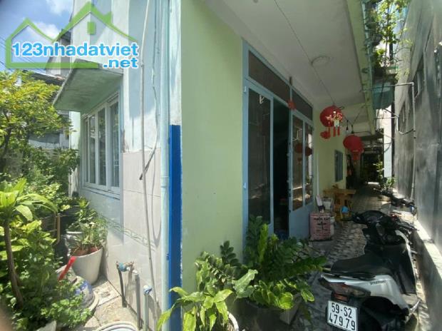 Nhà để xây CHDV, XÂY DỰNG TỰ DO, VÀI BƯỚC RA MẶT TIỀN NGUYỄN THỊ THẬP. 137M2, 2TẦNG,