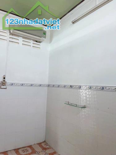 nhà 3,3 triệu 2 phòng ngủ cách chợ Cái Răng 300m