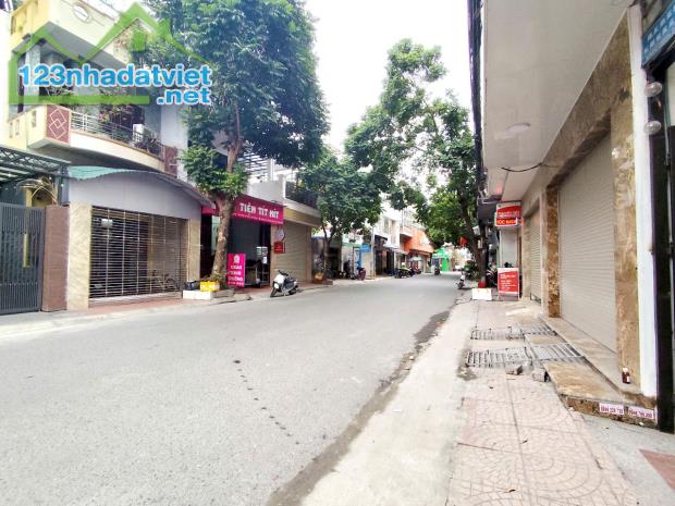 Bán nhà mặt đường Khúc Thừa Dụ, 97m 3 tầng, độc lập dân xây cực đẹp, Giá 8.7 tỉ
