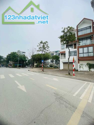 BÁN ĐẤT 240M2, MT12M THƯỢNG THANH, LONG BIÊN ĐẤT PHÂN LÔ KD, BIỆT THỰ CHỈ 28.x TỶ - 1