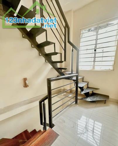 Cho thuê nhà ngõ phố Cổ Nhuế Bắc Từ Liêm 38m x 3 tầng, giá 9tr/tháng