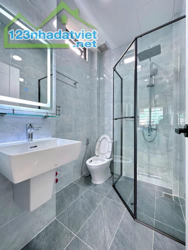 Bán Tòa CHDV Lạc Long Quân - 251m2 x 9T - Tầng hầm Thang máy - Ngõ thông oto đỗ cổng - 5