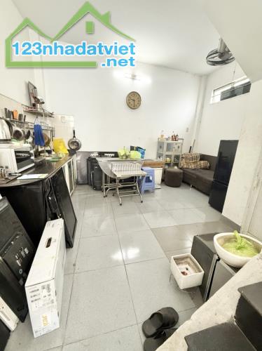 6 TỶ HƠN - NHÀ TRẦN HƯNG ĐẠO QUẬN 1 - HẺM 4M THÔNG, 5 CĂN RA MT - KD & CHO THUÊ 36M2 2 LẦU - 1