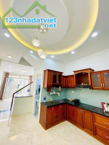 8.5 TỶ HƠN - NHÀ QUẬN 5 GẦN TRẦN HƯNG ĐẠO & NGUYỄN VĂN CỪ - HẺM RỘNG GẦN MT 50M2 3 LẦU 5PN - 1