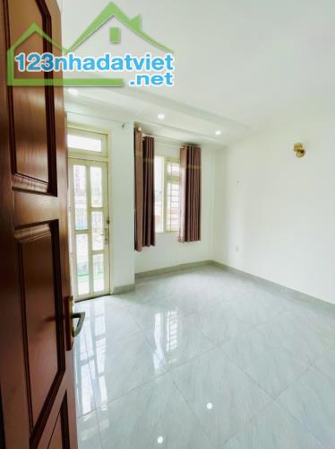 8.5 TỶ HƠN - NHÀ QUẬN 5 GẦN TRẦN HƯNG ĐẠO & NGUYỄN VĂN CỪ - HẺM RỘNG GẦN MT 50M2 3 LẦU 5PN - 2