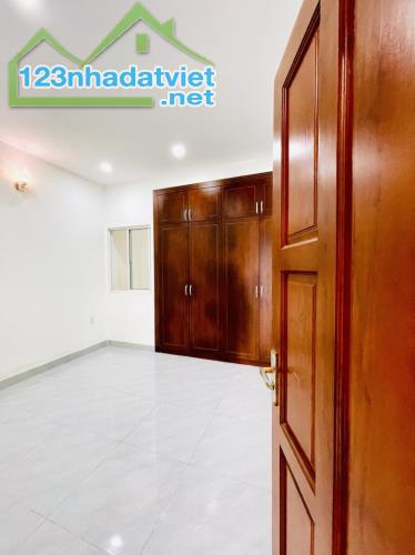 8.5 TỶ HƠN - NHÀ QUẬN 5 GẦN TRẦN HƯNG ĐẠO & NGUYỄN VĂN CỪ - HẺM RỘNG GẦN MT 50M2 3 LẦU 5PN - 3