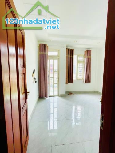 8.5 TỶ HƠN - NHÀ QUẬN 5 GẦN TRẦN HƯNG ĐẠO & NGUYỄN VĂN CỪ - HẺM RỘNG GẦN MT 50M2 3 LẦU 5PN - 4
