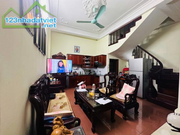 Bán nhà phố Trần Duy Hưng, Quận Cầu Giấy, DT 40m2, 5 tầng, MT5,5m, Giá 15.9 tỷ