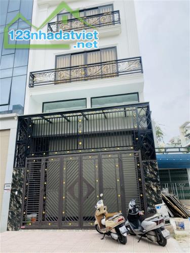 Bán nhà Văn Cao - Ba Đình: Mặt phố, vỉa hè 2 bên, ô tô 2 chiều, kinh doanh đa nghành.
