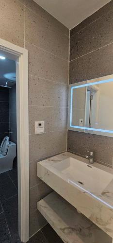 BÁN GẤP CÓ SỔNHÀ 6 TẦNG MỚI - GẦN PHỐ - THANG MÁY NHẬP KHẤU. * Nội thất cao cấp, thiết kế - 3