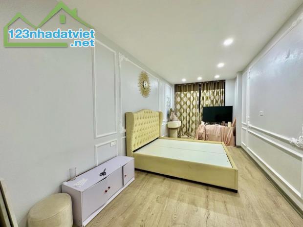 MAI ANH TUẤN LÔ GÓC VIEW HỒ HOÀNG CẦU TRƯỚC NHÀ VỈA HÈ 3M, 7TẦNG THANG MÁY Ô TÔ ĐỖ CỬA 26, - 2