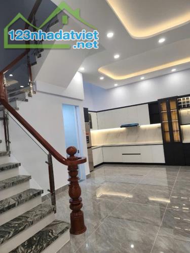 BÁN NHÀ 3 TẦNG Ở NGAY, CMT8, Q3, FULL NỘI THẤT CC, (5.2M*14M)72M2, 3PN TO, 11.5 TỶ BL