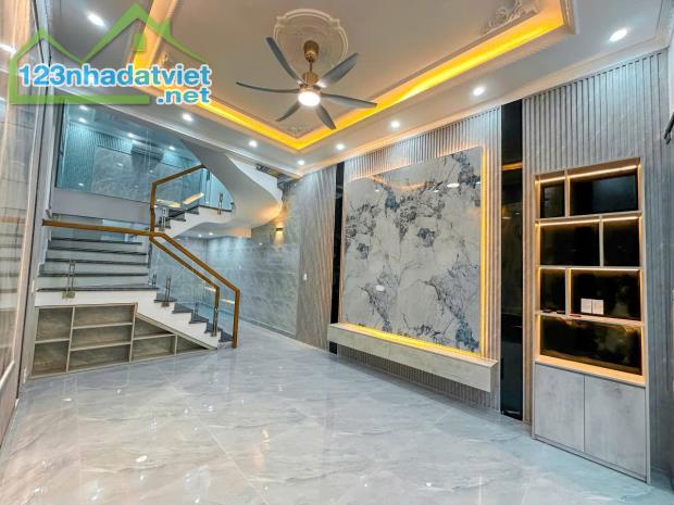 Bán nhà 3,5 tầng sạch đẹp ô tô đỗ cửa đường Đồng Thiện