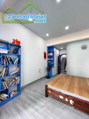 # Nhà gần MT Thi Sách gần Sân Bay, Ô tô Đậu vài bước, 60m2, 3 tầng mới xấy 2 năm, 4.5 tỷ