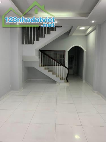Bán nhà 52m2, 4 tầng, 4PN, 5WC, đường Hồ Văn Huê, P9. ở ngay