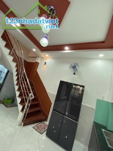 BẤN GẤP NHÀ MỚI XÂY SHR : 65 M2.2 TẦNG. 4 PN.CHỈ 5.7 TỶ;Đ TRẦN XUÂN SOẠN.KẾ HIM LAM. Q 7 . - 4
