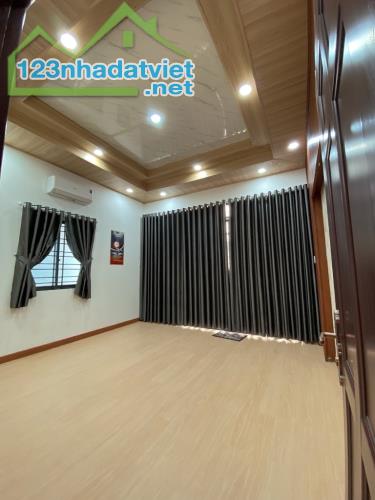 BẤN GẤP NHÀ MỚI XÂY SHR : 65 M2.2 TẦNG. 4 PN.CHỈ 5.7 TỶ;Đ TRẦN XUÂN SOẠN.KẾ HIM LAM. Q 7 . - 5