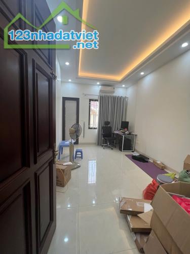 Bán Nhà Mặt Phố Hoa Bằng. Cầu Giấy. 6 Tầng Thang Máy. Ô Tô. DT 62m2. MT 3,6m. Giá 19,4 Tỷ.