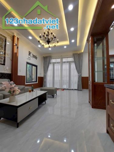 Bán gấp nhà mới đẹp lung linh ở ngay Trần Xuân Soạn, full nội thất cao cấp, SHR.