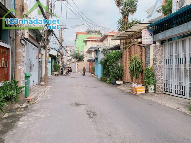 CHỦ NGỘP HXT THÔNG QT, CV LÀNG HOA - 100M2 (KLG) - 1T1L 3PN, BÁN ĐẤT TẶNG NHÀ - 8,5 TỶ TL