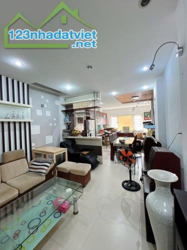 Bán nhà quận 10, Nguyễn Tri Phương, 42m2, 5 tầng, hẻm xe tải, 12.5 tỷ