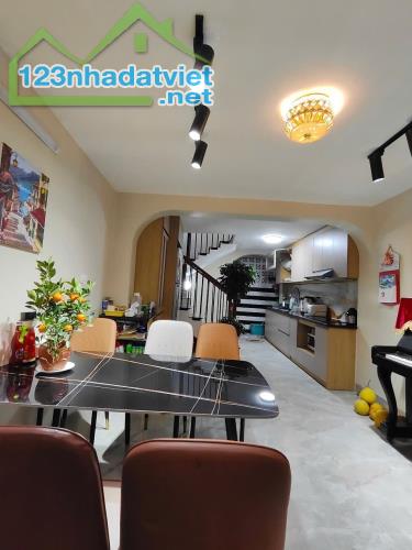 Hiếm! Bán nhà Trương Định 50m2.MTx5m gần phố, gần ô tô, tặng full nội thất