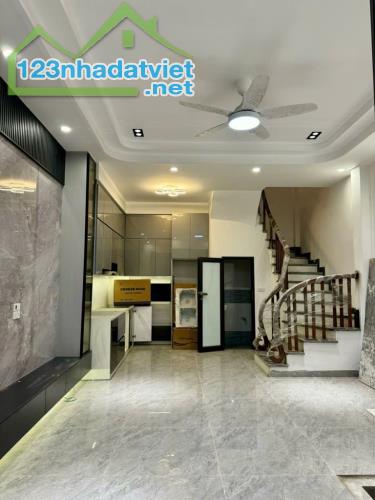Bán nhà mới xây, full nội thất, ô tô đỗ cửa, nhỉnh 5tỷ- Long Biên