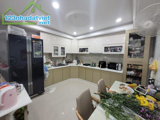 Ở NGAY! Bán Nhà Đẹp 4 Tầng Xe Hơi Thông Võ Văn Tần, 45m2, 8 Tỷ TL