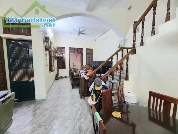 Nhà phố Tôn Thất Tùng - Đống Đa. Diện tích: 58m2. Mặt tiền: 5,4m. Sân cổng riêng. 🏢Mô tả - 1