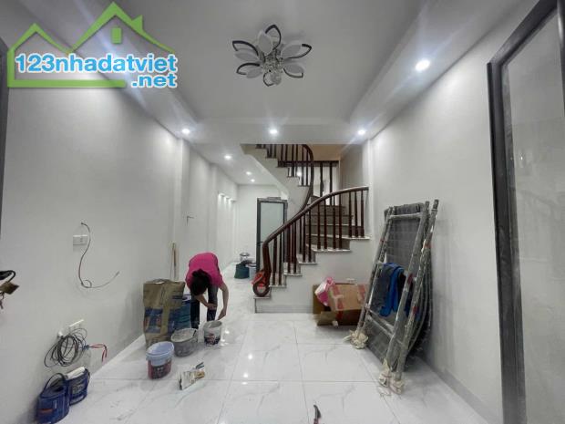 Bán NHà Đường Kim Giang 31 m2 4 tầng 6.5 tỷ ngõ nông gần Ô tô Quận Hoàng