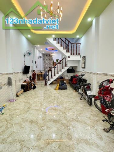 Bán nhà giápTân Bình,Chỉ 6tỷ,60m2, 4x15, 2 tầng,sát mặt tiền Nguyễn Tư Giản,Nhà đẹp - 1